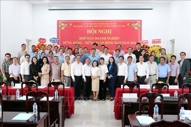 Các doanh nghiệp khu công nghiệp Cần Thơ tham gia hội nghị họp mặt. Ảnh: Trung Kiên - TTXVN