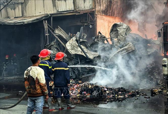 Lực lượng chức năng đang nỗ lực khống chế đám cháy. Ảnh: Danh Lam -TTXVN 