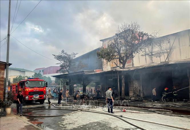 Lực lượng chức năng đang nỗ lực khống chế đám cháy. Ảnh: Danh Lam -TTXVN 