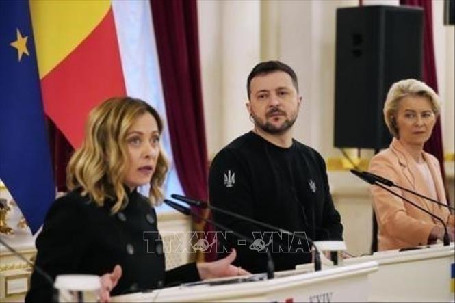 Thủ tướng Italy Giorgia Meloni (trái) và Tổng thống Ukraine Volodymyr Zelensky (giữa) trong cuộc họp báo chung tại Kiev. Ảnh: Kyodo/TTXVN