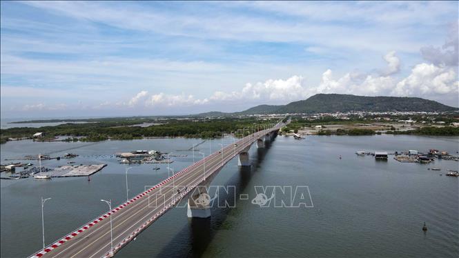 Cầu Gò Găng nối từ đất liền vào xã đảo Long Sơn. Ảnh: Đoàn Mạnh Dương-TTXVN