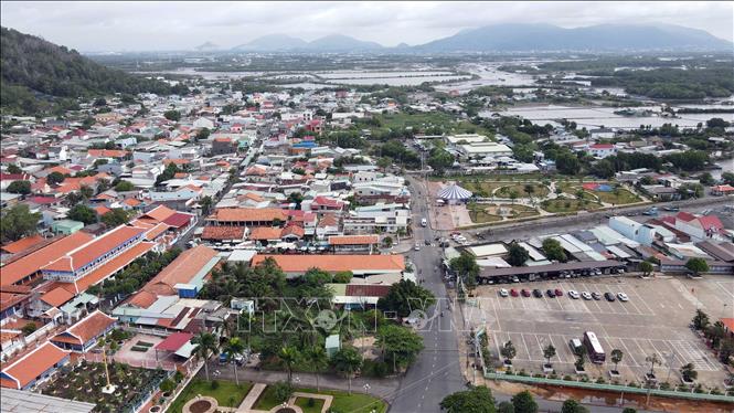 Quần thể Nhà lớn Long Sơn và khu Trung tâm xã đảo Long Sơn. Ảnh: Đoàn Mạnh Dương-TTXVN