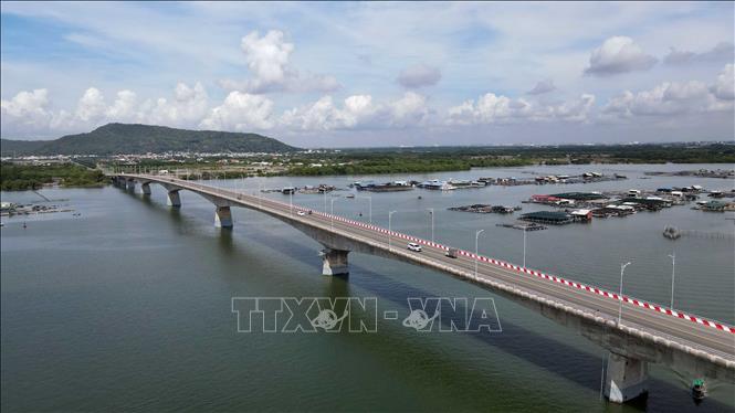 Cầu Gò Găng nối từ đất liền vào xã đảo Long Sơn. Ảnh: Đoàn Mạnh Dương-TTXVN