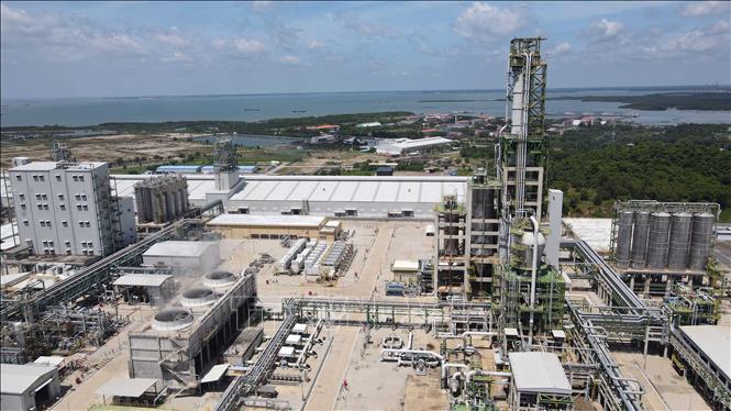 Một góc Nhà máy hóa dầu Long Sơn. Ảnh: Đoàn Mạnh Dương-TTXVN