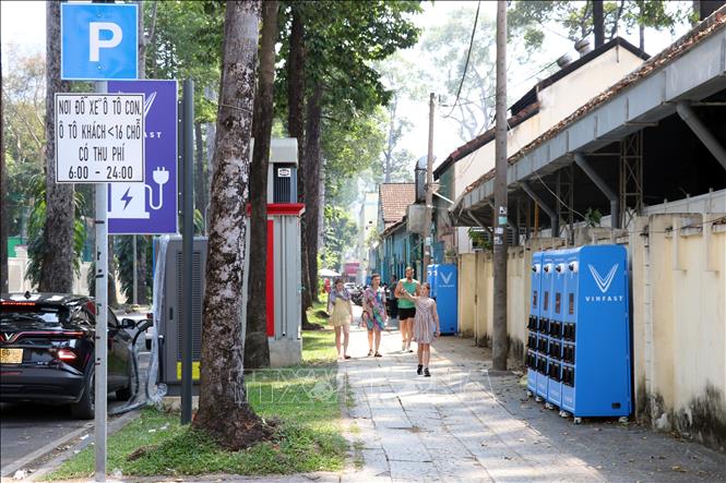 Các tủ đổi pin được tập kết sát bờ tường trên vỉa hè đường Huyền Trân Công Chúa. Ảnh: Tiến Lực - TTXVN