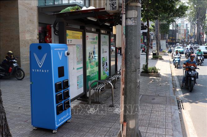 Một tủ đổi pin được tập kết, đặt cạnh trạm xe buýt trên Đường 3/2. Ảnh: Tiến Lực - TTXVN