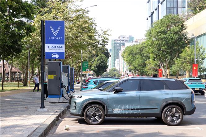 Thành phố ưu tiên lắp đặt tủ đổi pin tại các vị trí đã có trạm sạc điện và khu vực nhà chờ xe buýt. Ảnh: Tiến Lực - TTXVN