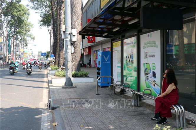 Một tủ đổi pin được tập kết, đặt cạnh trạm xe buýt trên Đường 3/2. Ảnh: Tiến Lực - TTXVN