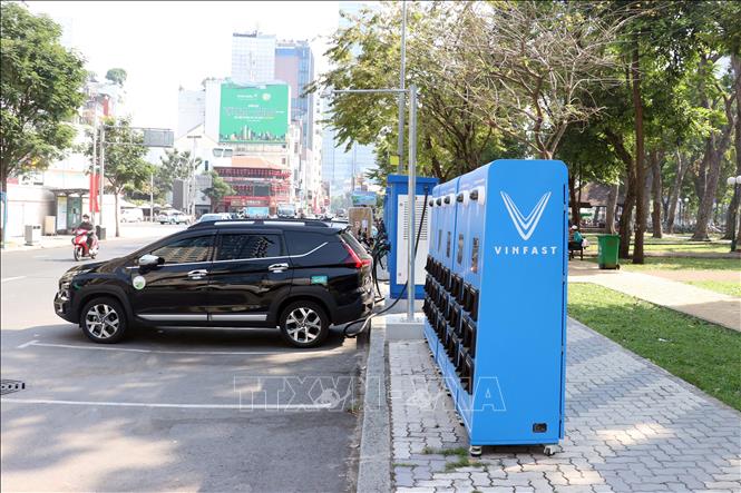 Khu vực trạm sạc pin trên đường Lê Lai đã xuất hiện các tủ đổi pin xe máy điện. Tuy nhiên, các tủ này đưa được lắp đặt, kết nối điện. Ảnh: Tiến Lực - TTXVN