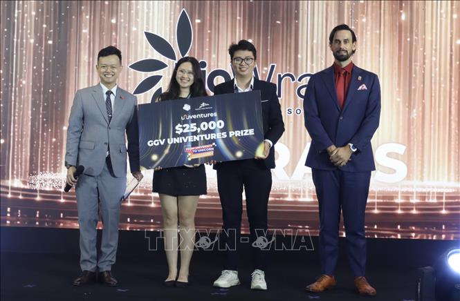 Ông Vinnie Lauria, Nhà sáng lập kiêm Đối tác điều hành Quỹ đầu tư mạo hiểm Golden Gate Ventures (bên trái) trao vốn hỗ trợ cho đại diện nhóm dự án. Ảnh:  Xuân Anh - TTXVN