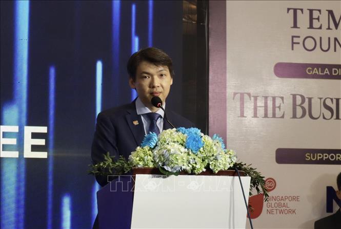 Giáo sư Benjamin Tee, Phó Chủ tịch Đổi mới sáng tạo và Doanh nghiệp Đại học Quốc gia Singapore phát biểu tại sự kiện. Ảnh:  Xuân Anh - TTXVN
