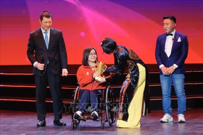 Ban tổ chức trao giải thưởng VĐV người khuyết tật xuất sắc của năm cho kình ngư Vi Thị Hằng môn bơi. Ảnh: Minh Quyết - TTXVN