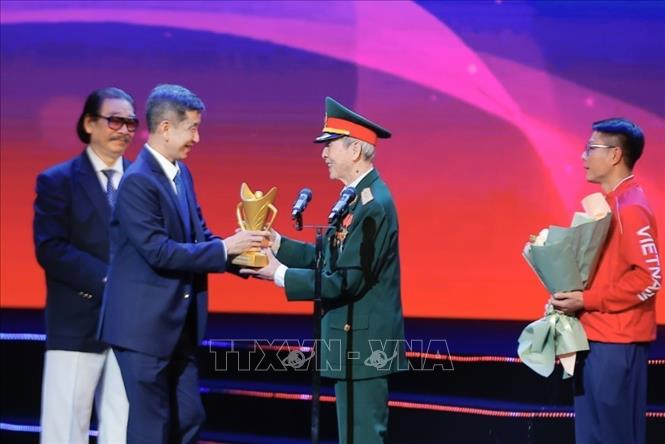 Giải thưởng Thành tựu trọn đời được trao tặng cho huyền thoại bắn súng Cung Bỉnh Di. Ảnh: Minh Quyết - TTXVN
