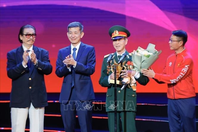 Giải thưởng Thành tựu trọn đời được trao tặng cho huyền thoại bắn súng Cung Bỉnh Di. Ảnh: Minh Quyết - TTXVN
