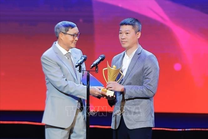 Danh hiệu Huấn luyện viên xuất sắc của năm thuộc về huấn luyện viên Dương Hoàng Long môn Karate Kumite. Ảnh: Minh Quyết - TTXVN
