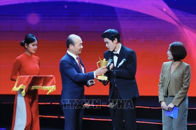 Cầu thủ Nguyễn Đình Bắc được trao danh hiệu Vận động viên trẻ của năm. Ảnh: Minh Quyết - TTXVN
