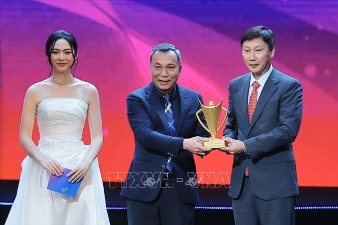 Danh hiệu Chuyên gia nước ngoài xuất sắc của năm được trao cho huấn luyện viên Kim Sang-sik của đội tuyển U22 Việt Nam. Ảnh: Minh Quyết - TTXVN
