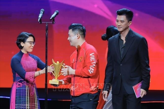 Danh hiệu Nam vận động viên xuất sắc của năm thuộc về xạ thủ Hà Minh Thành của đội tuyển bắn súng Việt Nam. Ảnh: Minh Quyết - TTXVN