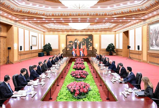 Chủ tịch Trung Quốc Tập Cận Bình (thứ 6, trái) hội đàm với Thủ tướng Anh Keir Starmer (thứ 5, phải) tại Bắc Kinh, ngày 29/1/2026. Ảnh: THX/TTXVN