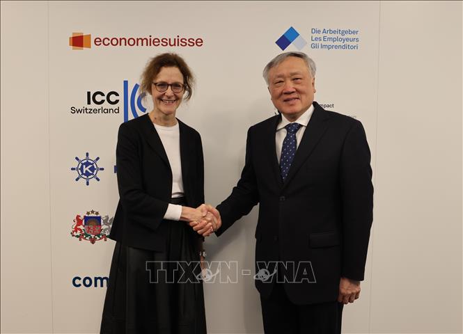 Phó thủ tướng Thường trực Nguyễn Hòa Bình và Chủ tịch Hội đồng quản trị Liên đoàn doanh nghiệp Thụy Sĩ (Economiesuisse), bà Monika Ruehl. Ảnh: Ạnh Hiển - PV TTXVN tại Thụy Sĩ 