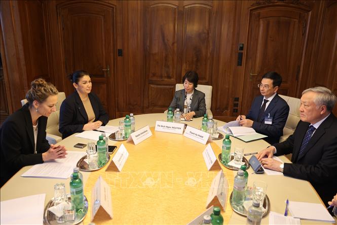 Phó thủ tướng Thường trực Nguyễn Hòa Bình làm việc với bà Rosmarie Schlup, thành viên Hội đồng thống đốc Ngân hàng Trung ương Thụy Sĩ. Ảnh: Anh Hiển - PV TTXVN tại Thụy Sĩ 