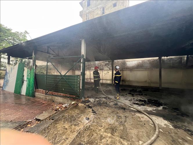 Vụ cháy xuất phát từ kho chứa đồ và bãi xe trong khuôn viên trường. Ảnh: Thành Phương - TTXVN