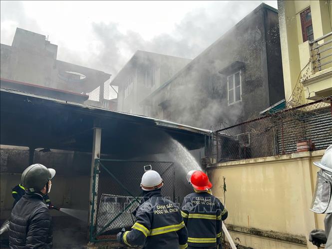 Lực lượng PCCC va CNCH đã huy động 3 xe chuyên dụng xử lý đám cháy. Ảnh: Thành Phương - TTXVN