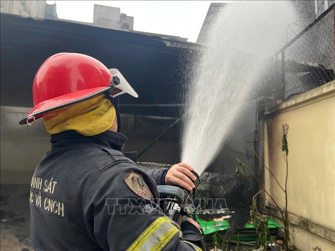 Lực lượng PCCC va CNCH đã huy động 3 xe chuyên dụng dập tắt đám cháy. Ảnh: Thành Phương - TTXVN