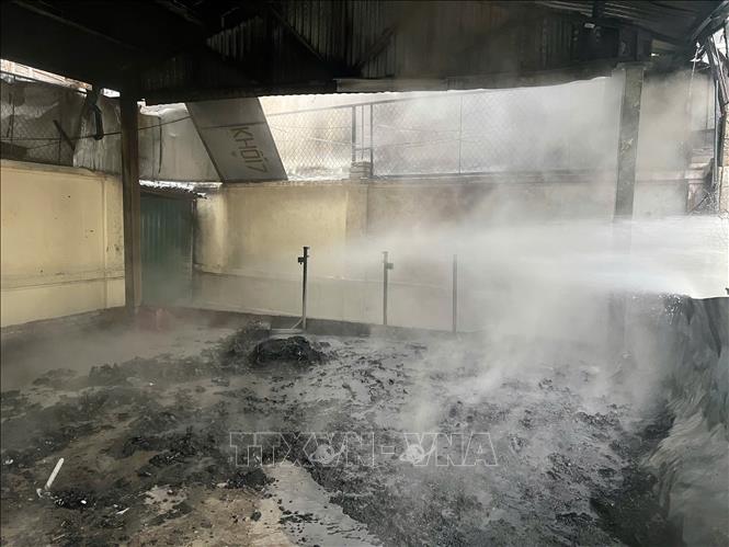 Vụ cháy xuất phát từ kho chứa đồ và bãi xe trong khuôn viên trường. Ảnh: Thành Phương - TTXVN