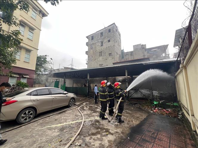 Lực lượng PCCC va CNCH đã huy động 3 xe chuyên dụng dập tắt đám cháy. Ảnh: Thành Phương - TTXVN