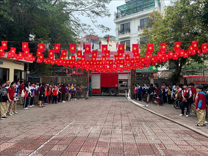 Đám cháy xảy ra đúng giờ học sinh của trường THCS Minh Khai tập trung đầu giờ sáng. Ảnh: Thành Phương - TTXVN