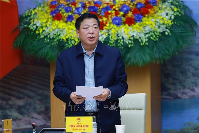 Bộ trưởng Bộ Xây dựng Trần Hồng Minh báo cáo tiến độ thực hiện các công trình, dự án quan trọng quốc gia, trọng điểm ngành giao thông vận tải. Ảnh: Dương Giang - TTXVN