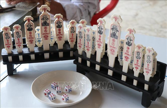 Trò chơi xăm hường không chỉ giúp người chơi giải trí, khuây khoả mà còn thử đoán vận may trong những ngày đầu năm mới. Ảnh: Mai Trang - TTXVN 