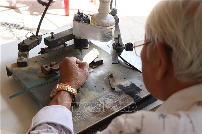 Để hoàn thiện một bộ xăm thẻ, ông Tố phải mất khoảng 20 ngày để thực hiện các công đoạn công phu. Ảnh: Mai Trang- TTXVN 