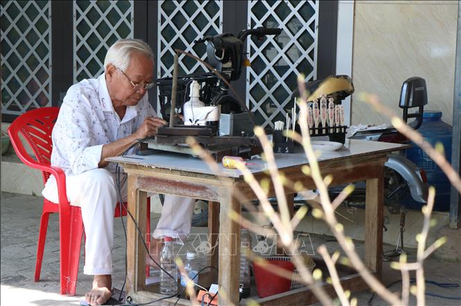 Ông Tố có hơn 40 năm gắn bó với nghề làm xăm hường. Ảnh: Mai Trang- TTXVN 