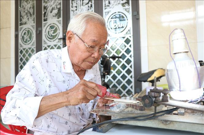 Ông Đặng Văn Tố ngày ngày vẫn gìn giữ nét văn hoá độc đáo từ trò chơi xăm hường. Ảnh: Mai Trang - TTXVN 