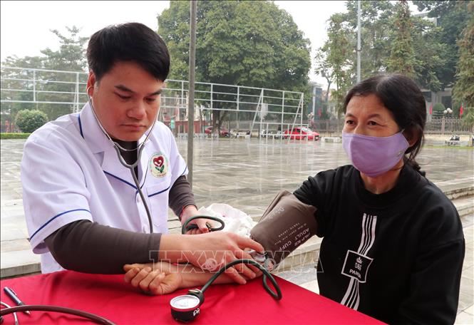 Khám sức khỏe, tư vấn và cấp phát thuốc miễn phí cho công nhân, người lao động. Ảnh: Đức Thọ - TTXVN