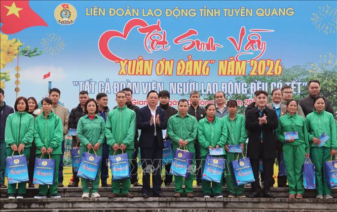 Lãnh đạo Liên đoàn Lao động tỉnh Tuyên Quang trao quà Tết cho đoàn viên, người lao động có hoàn cảnh khó khăn ở Phường Hà Giang 1. Ảnh: Đức Thọ - TTXVN