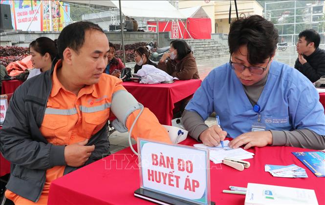 Khám sức khỏe, tư vấn và cấp phát thuốc miễn phí cho công nhân, người lao động. Ảnh: Đức Thọ - TTXVN
