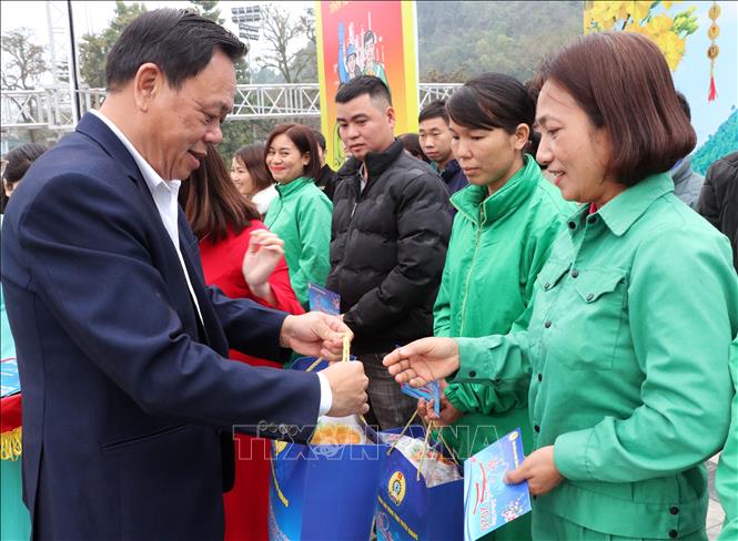 Lãnh đạo Liên đoàn Lao động tỉnh Tuyên Quang trao quà Tết cho đoàn viên, người lao động có hoàn cảnh khó khăn ở Phường Hà Giang 1. Ảnh: Đức Thọ - TTXVN