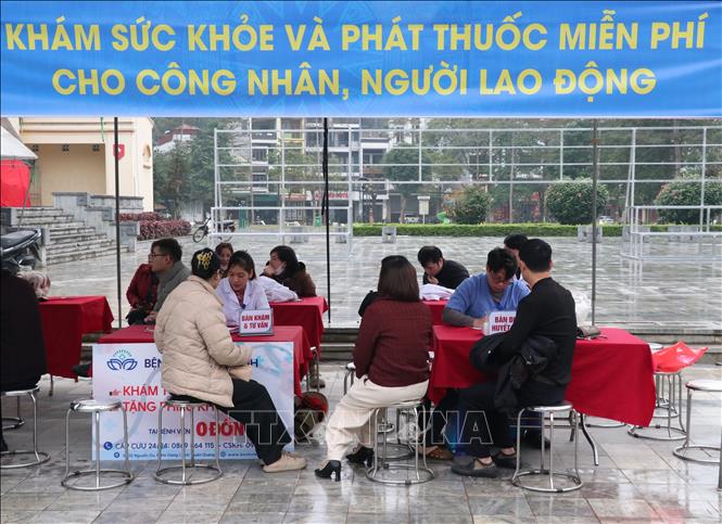 Khám sức khỏe, tư vấn và cấp phát thuốc miễn phí cho công nhân, người lao động. Ảnh: Đức Thọ - TTXVN