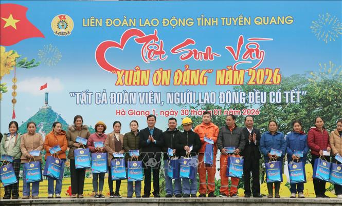 Lãnh đạo Liên đoàn Lao động tỉnh Tuyên Quang trao quà Tết cho đoàn viên, người lao động có hoàn cảnh khó khăn ở Phường Hà Giang 1. Ảnh: Đức Thọ - TTXVN