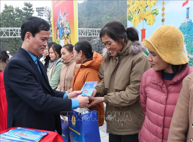 Trao quà Tết cho đoàn viên, người lao động có hoàn cảnh khó khăn ở Phường Hà Giang 1. Ảnh: Đức Thọ - TTXVN