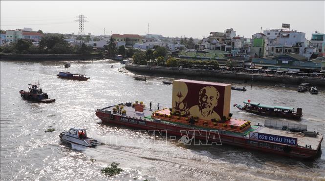 Chân dung Chủ tịch Hồ Chí Minh diễu hành trên sông Cần Thơ. Ảnh: Hồng Thái - TTXVN