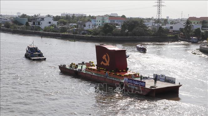 Mô hình cờ Đảng diễu hành trên sông Cần Thơ. Ảnh: Hồng Thái - TTXVN