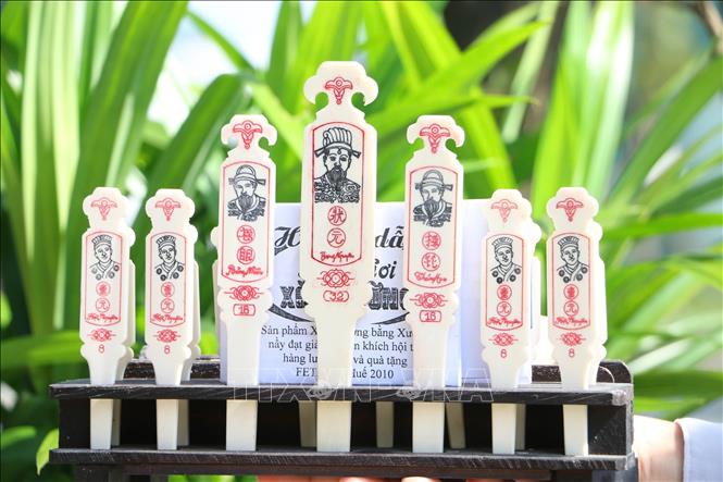 Xăm hường là một thú vui tao nhã chốn Cung đình xưa xứ Huế. Ảnh: Mai Trang - TTXVN 