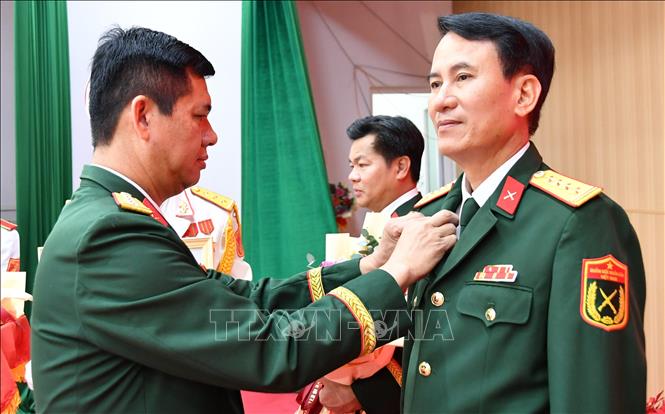 Đại tá Huỳnh Văn Khởi, Phó Bí thư Thường trực Đảng ủy, Chính ủy Bộ CHQS tỉnh An Giang, trao huy hiệu 30 năm tuổi cho đảng viên. Ảnh: Văn Sĩ - TTXVN