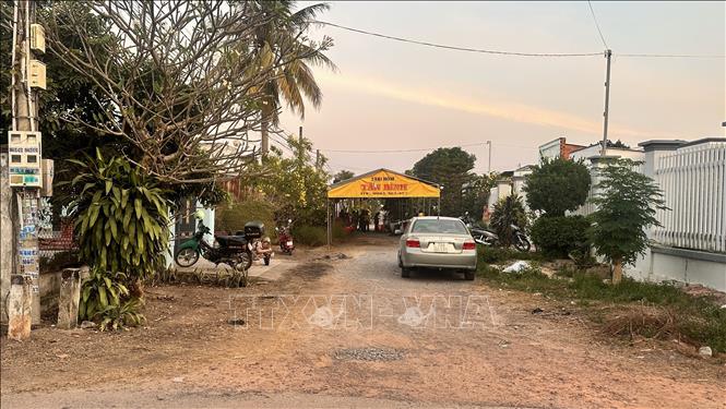 Lực lượng chức năng hoàn tất công tác khám nghiệm hiện trường, bàn giao thi thể các nạn nhân cho gia đình lo hậu sự. Ảnh: Minh Phú - TTXVN