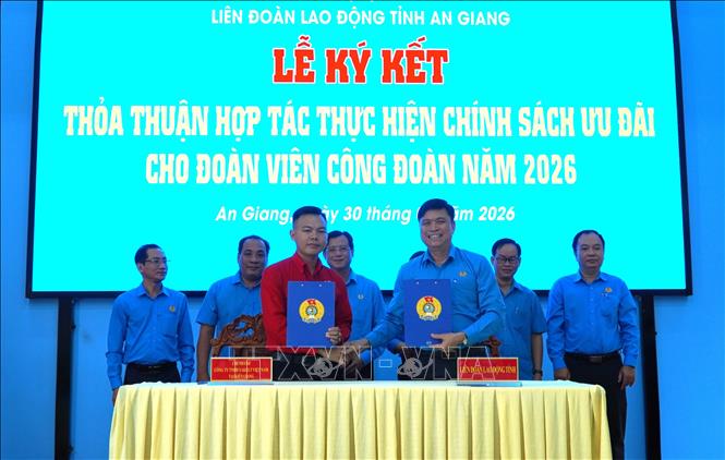 LĐLĐ tỉnh An Giang ký kết thỏa thuận hợp tác với Chi nhánh Công ty TNHH Yakult Việt Nam tại tỉnh Kiên Giang. Ảnh: Văn Sĩ - TTXVN