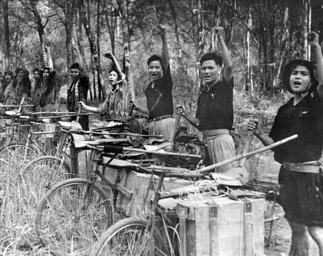 Các chiến trường gấp rút chuẩn bị lực lượng, phương án tác chiến và phát động quần chúng nổi dậy, hậu cần tiếp tế, thông tin liên lạc…ở vùng ven và trong các đô thị. Trong ảnh: Chiến sĩ lực lượng hậu cần thể hiện quyết tâm trước giờ lên đường làm nhiệm vụ. Ảnh: Tư liệu/TTXVN phát